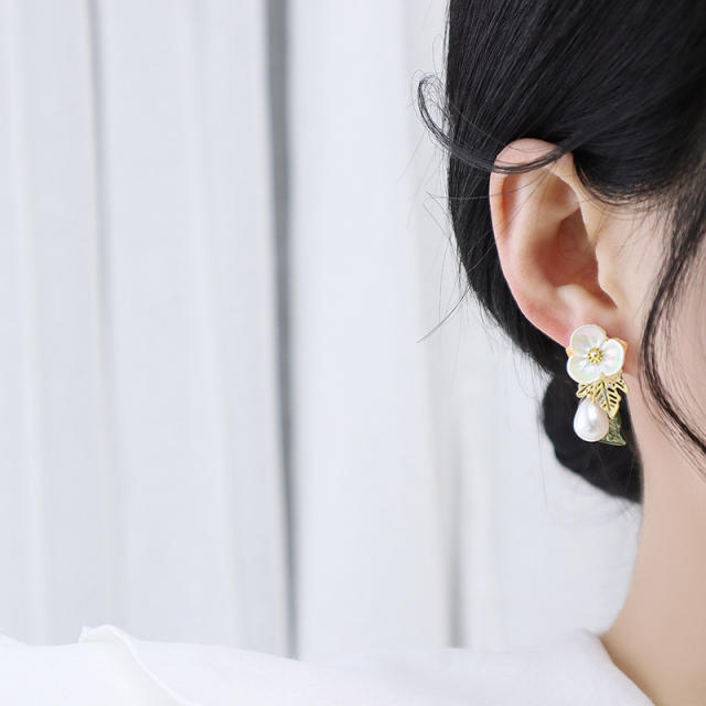 Elegant spring flower pearl earrings
