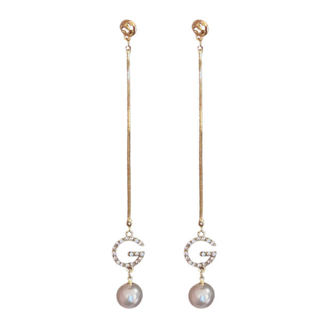G letter pearl long earrings