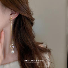 G letter pearl long earrings