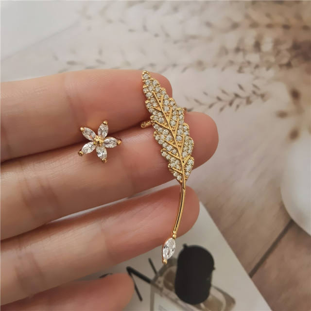 Sweety cubic zircon shiny leaf asymmetric earrings