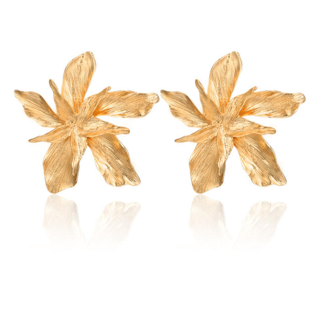Exaggerated bloom flower ear studs
