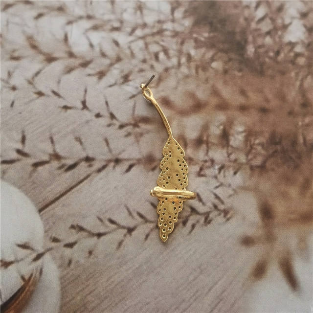 Sweety cubic zircon shiny leaf asymmetric earrings