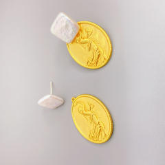 18KG Oval shape portrait relief ear studs