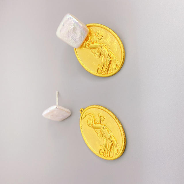 18KG Oval shape portrait relief ear studs