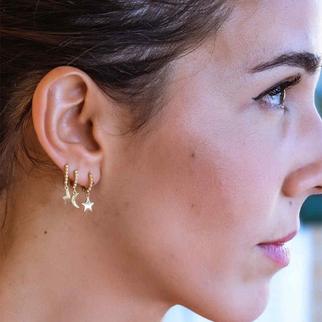 Concise star charm huggie earrings