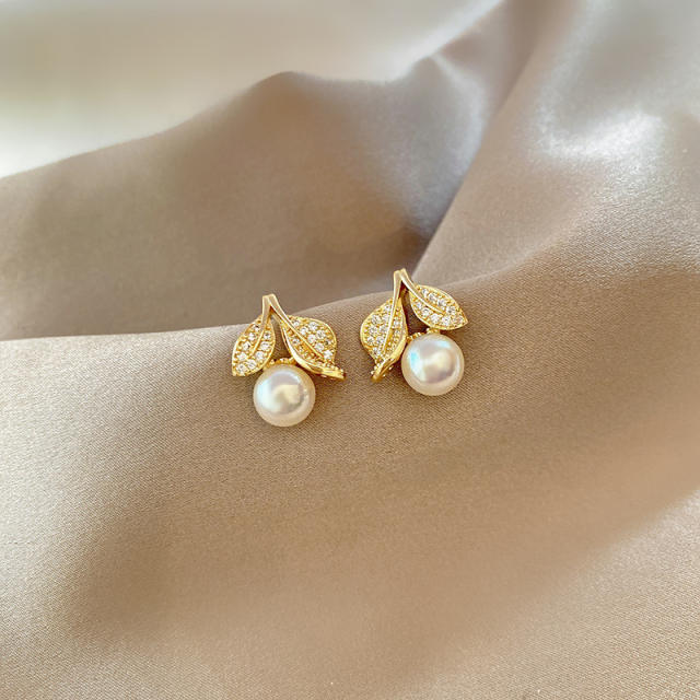 Korean fashion chic pearl ear studs women
