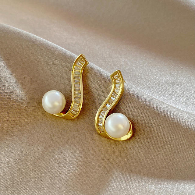 Unique shape pearl ear studs