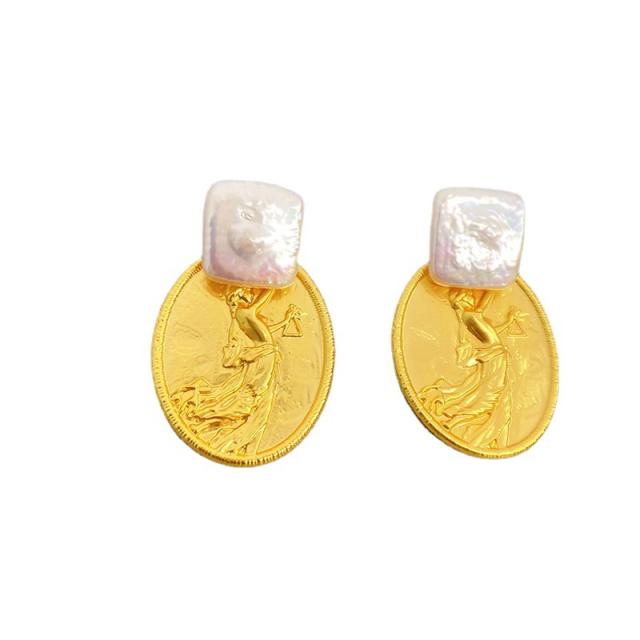 18KG Oval shape portrait relief ear studs