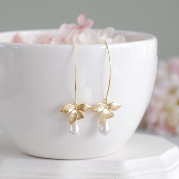 Elegant gold color leaf pearl drop earrings