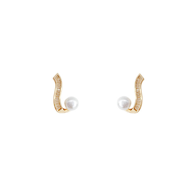 Unique shape pearl ear studs