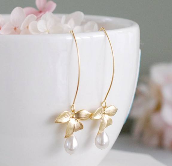 Elegant gold color leaf pearl drop earrings