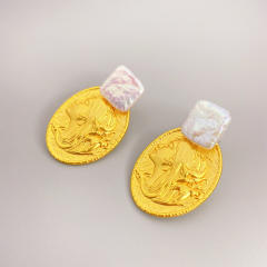 18KG Oval shape portrait relief ear studs