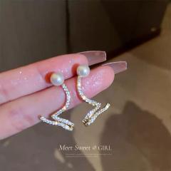 Rhinestone pearl wave shape ear studs