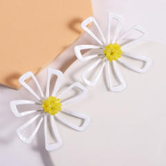 Natural hollow petal flower ear studs
