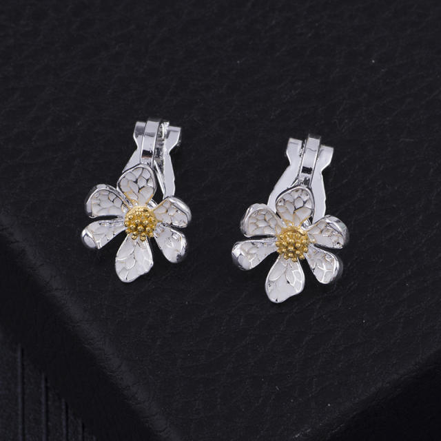 Daisy flower clip on earrings