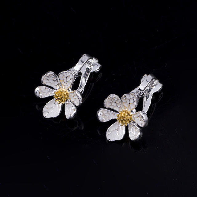 Daisy flower clip on earrings