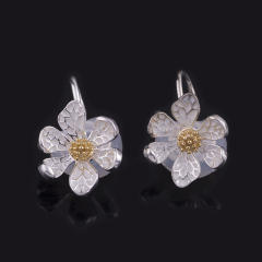 Daisy flower clip on earrings