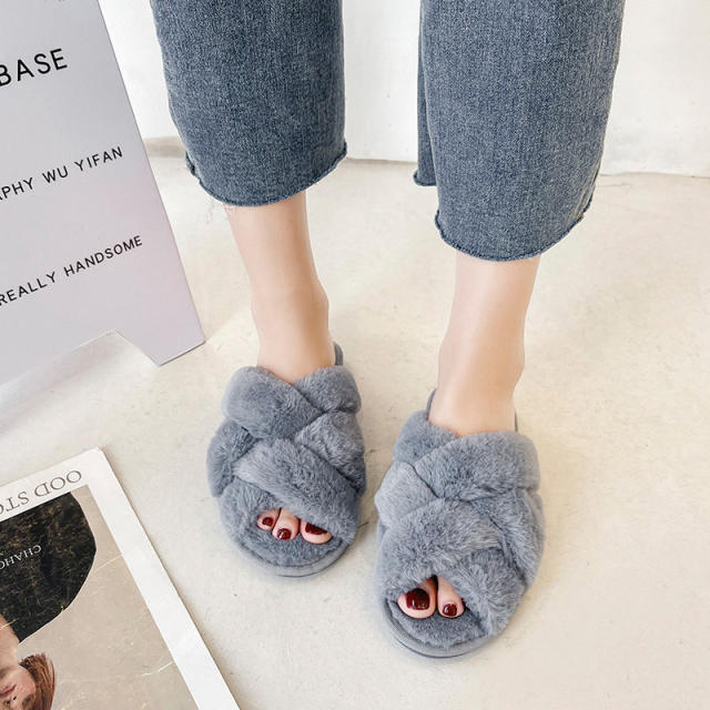 Fluffy slippers for women