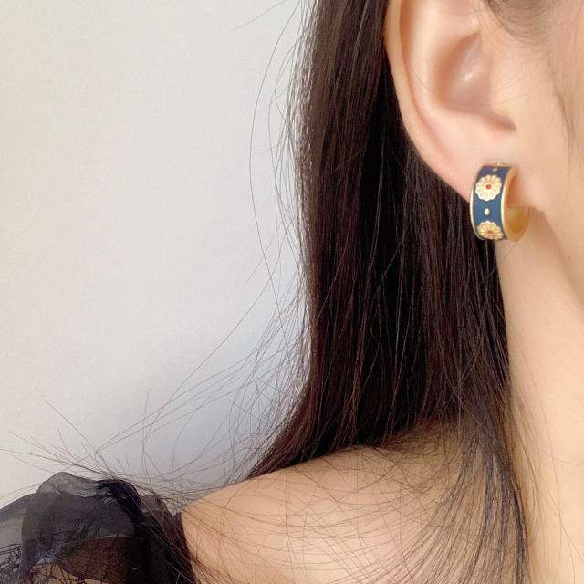 Vintage daisy C shaped clip on earrings