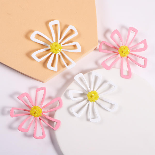 Natural hollow petal flower ear studs