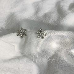 Diamond snowflake ear cuff