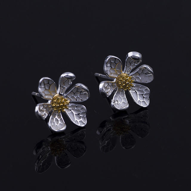 Daisy flower clip on earrings