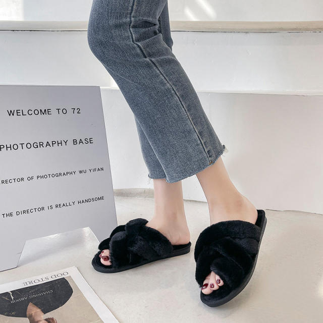Fluffy slippers for women