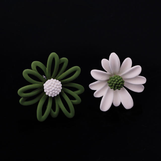 Daisy flower asymmetric clip on earrings