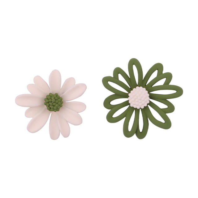 Daisy flower asymmetric clip on earrings