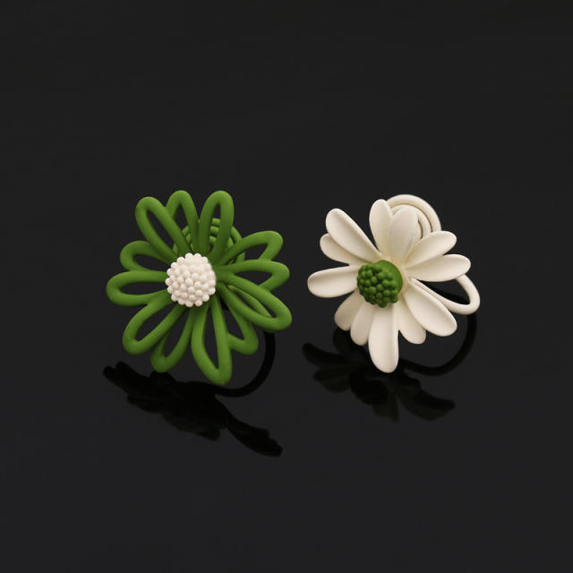 Daisy flower asymmetric clip on earrings