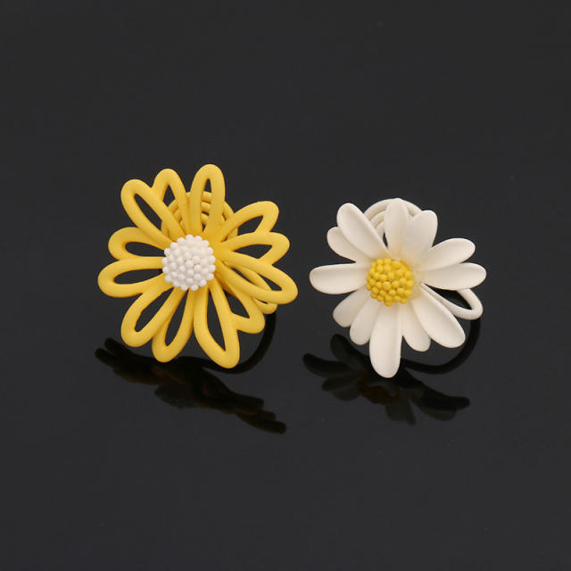 Daisy flower asymmetric clip on earrings