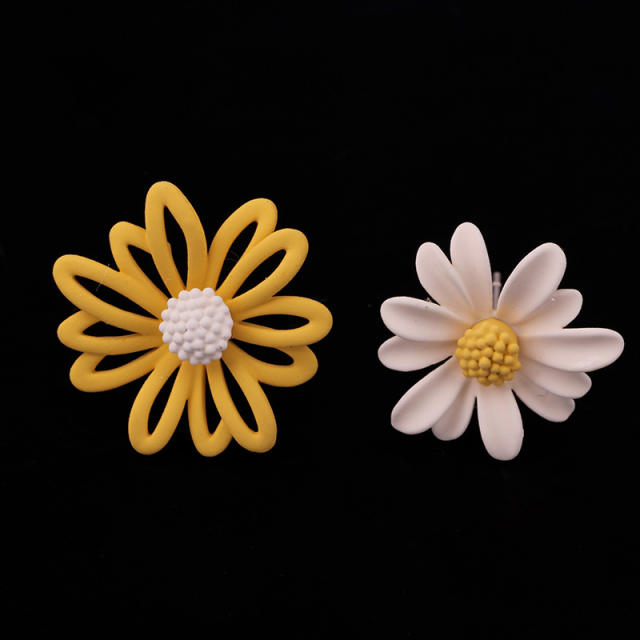 Daisy flower asymmetric clip on earrings
