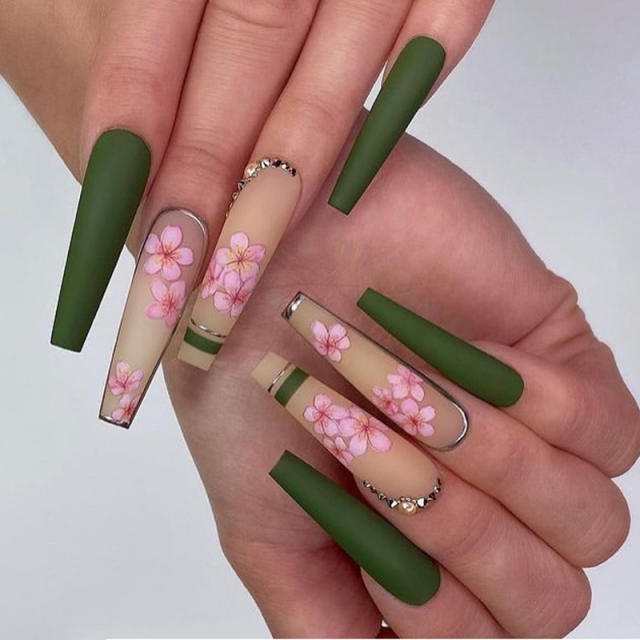 Green color flower design fasle nails