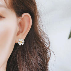Daisy flower clip on earrings