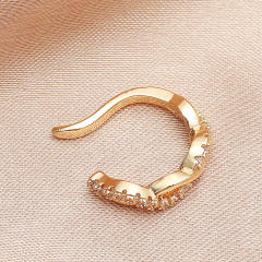 Twiste diamond ear cuff