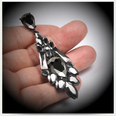 Luxury black color dangle earrings for women