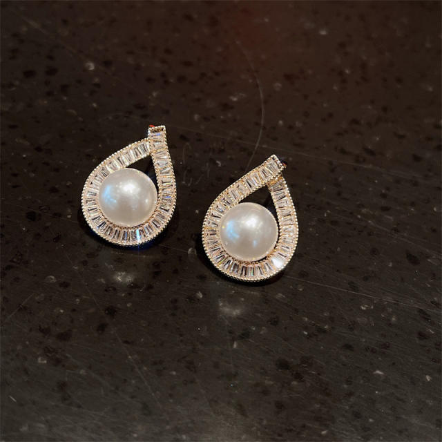 Classic drop shape pearl studs earrings