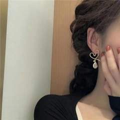 Baroque pearl metal heart hollow earrings
