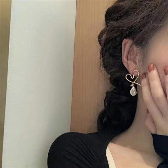 Baroque pearl metal heart hollow earrings