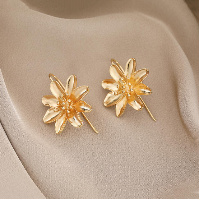 Concise metal feeling gold color geometric studs earrings