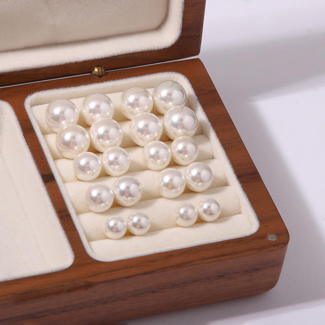 Elegant pearl studs earrings