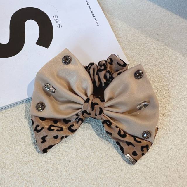 Vintage leopard pattern bow scrunchies