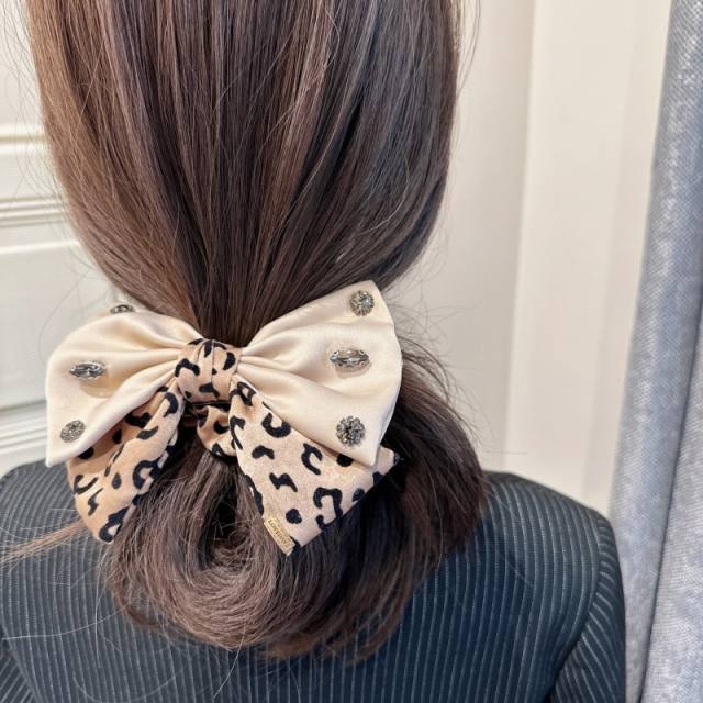 Vintage leopard pattern bow scrunchies