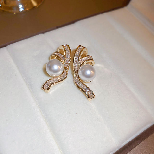 Real gold plated elegant pearl unique studs earrings