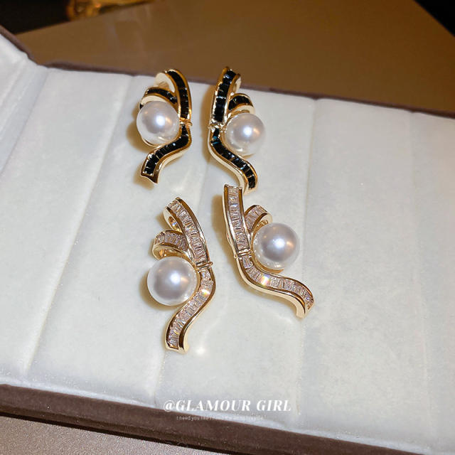 Real gold plated elegant pearl unique studs earrings