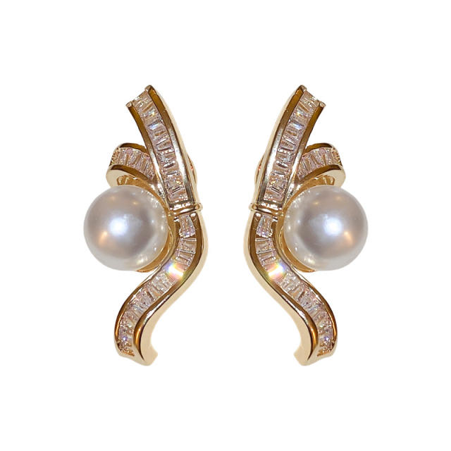 Real gold plated elegant pearl unique studs earrings