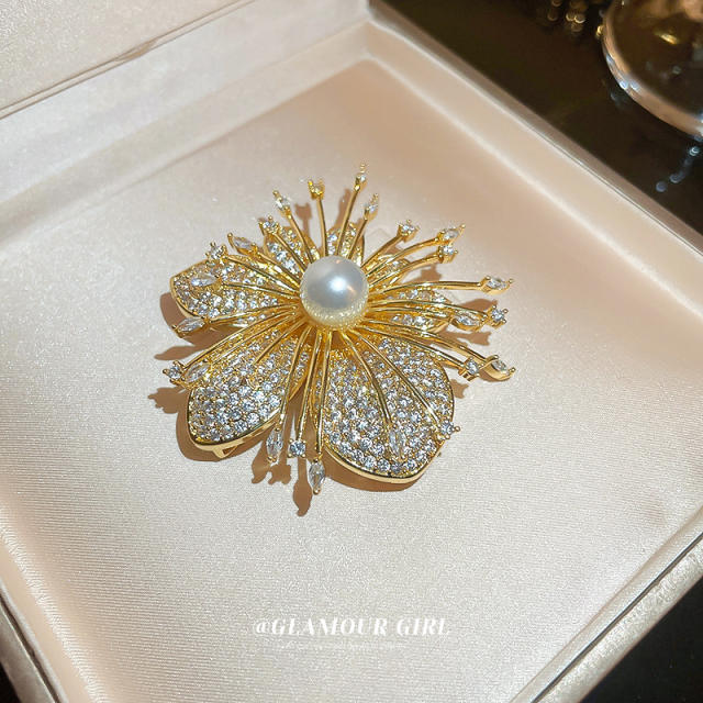 Elegant luxury diamond pearl flower women brooch