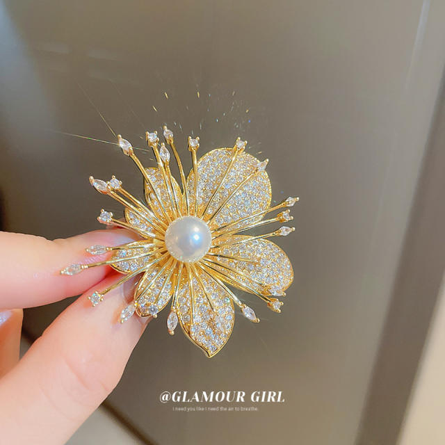 Elegant luxury diamond pearl flower women brooch
