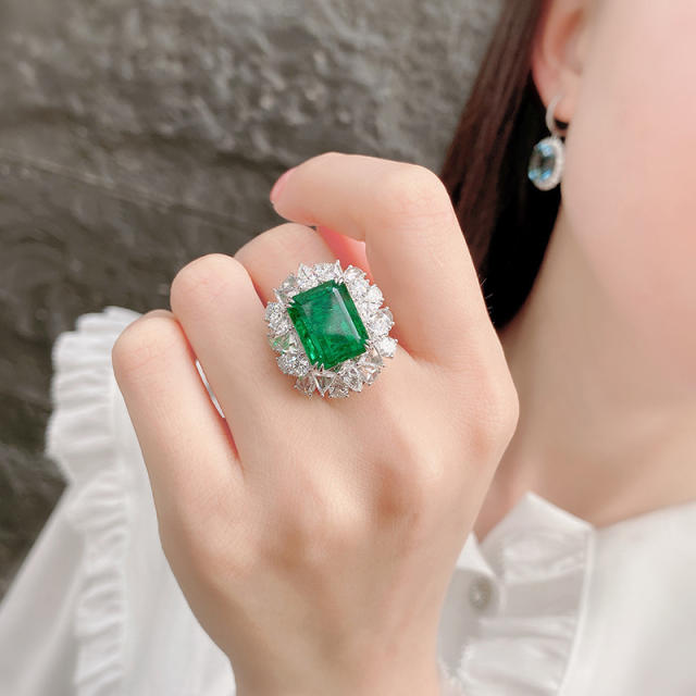 Elegant hot sale emerald rings for women