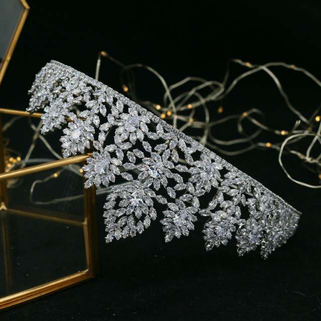 Concise luxury pave setting cubic zircon diamond crown